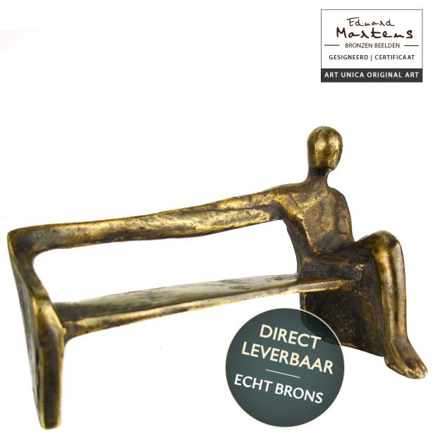Bronzen beeldje man op bank Een Arm Vrij van Eduard Martens Art Unica