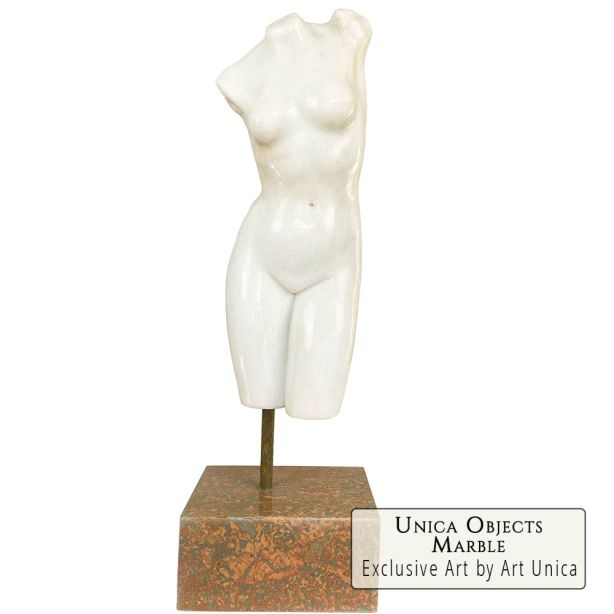 Marmeren beeld vrouwentorso op marmeren sokkel 67cm