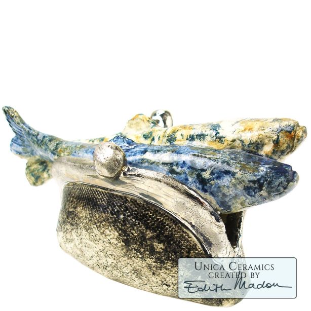 Money doesn't Matter beeld twee vissen in beurs keramiek Edith Madou Art Unica
