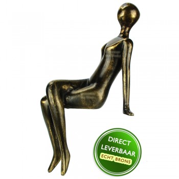 Bronzen beeldje vrouw op rand Art Unica Brons Center Amersfoort