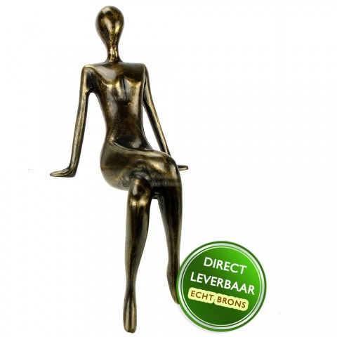 Bronzen beeldje vrouw op rand Art Unica Brons Center Amersfoort
