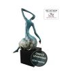 Bronzen beeld titel Bella, zittende vrouw John Frel Art Patina uitvoering