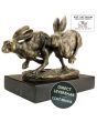 Hazen rennend bronzen beeld twee hazen op marmeren sokkel Unica brons collectie