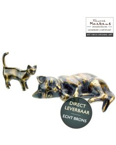 Bronzen beeldje poes slapend met kitten