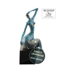 Bella beeld brons zittende vrouw op sokkel John Frel patina Art Unica