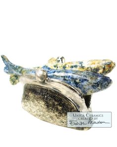 Money doesn't Matter beeld twee vissen in beurs keramiek Edith Madou Art Unica